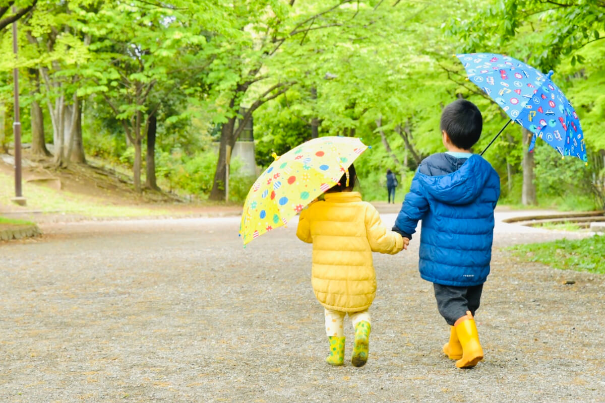 傘を持って遊ぶ